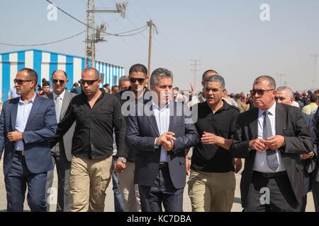 Gaza, Palestine. 02nd Oct, 2017. People gathered and welcomed “popular reception” the Palestinian Prime Minister Rami al-Hamdallah upon his arrival in Gaza City after passing through the Beit Hanoun border crossing in Gaza on 2 October 2017. Credit: Ramez Habboub/Pacific Press/Alamy Live News Stock Photo