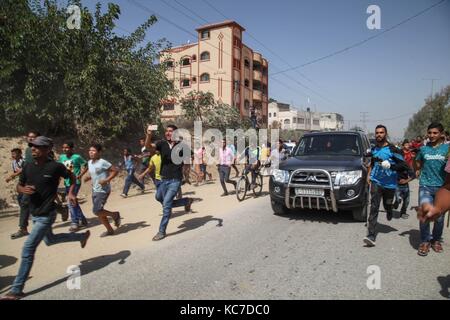 Gaza, Palestine. 02nd Oct, 2017. People gathered and welcomed “popular reception” the Palestinian Prime Minister Rami al-Hamdallah upon his arrival in Gaza City after passing through the Beit Hanoun border crossing in Gaza on 2 October 2017. Credit: Ramez Habboub/Pacific Press/Alamy Live News Stock Photo