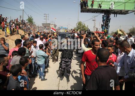 Gaza, Palestine. 02nd Oct, 2017. People gathered and welcomed “popular reception” the Palestinian Prime Minister Rami al-Hamdallah upon his arrival in Gaza City after passing through the Beit Hanoun border crossing in Gaza on 2 October 2017. Credit: Ramez Habboub/Pacific Press/Alamy Live News Stock Photo