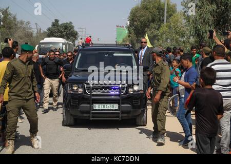 Gaza, Palestine. 02nd Oct, 2017. People gathered and welcomed “popular reception” the Palestinian Prime Minister Rami al-Hamdallah upon his arrival in Gaza City after passing through the Beit Hanoun border crossing in Gaza on 2 October 2017. Credit: Ramez Habboub/Pacific Press/Alamy Live News Stock Photo