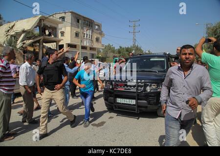 Gaza, Palestine. 02nd Oct, 2017. People gathered and welcomed “popular reception” the Palestinian Prime Minister Rami al-Hamdallah upon his arrival in Gaza City after passing through the Beit Hanoun border crossing in Gaza on 2 October 2017. Credit: Ramez Habboub/Pacific Press/Alamy Live News Stock Photo