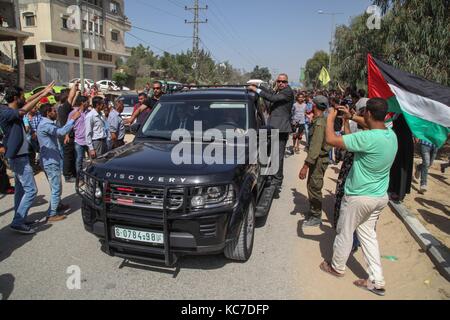 Gaza, Palestine. 02nd Oct, 2017. People gathered and welcomed “popular reception” the Palestinian Prime Minister Rami al-Hamdallah upon his arrival in Gaza City after passing through the Beit Hanoun border crossing in Gaza on 2 October 2017. Credit: Ramez Habboub/Pacific Press/Alamy Live News Stock Photo