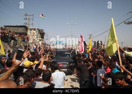 Gaza, Palestine. 02nd Oct, 2017. People gathered and welcomed “popular reception” the Palestinian Prime Minister Rami al-Hamdallah upon his arrival in Gaza City after passing through the Beit Hanoun border crossing in Gaza on 2 October 2017. Credit: Ramez Habboub/Pacific Press/Alamy Live News Stock Photo