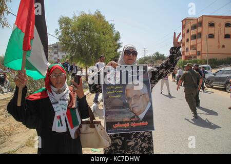 Gaza, Palestine. 02nd Oct, 2017. People gathered and welcomed “popular reception” the Palestinian Prime Minister Rami al-Hamdallah upon his arrival in Gaza City after passing through the Beit Hanoun border crossing in Gaza on 2 October 2017. Credit: Ramez Habboub/Pacific Press/Alamy Live News Stock Photo