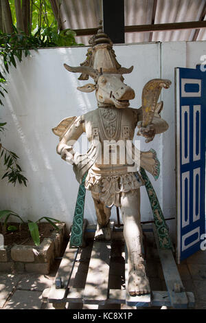 Wooden antique cultural figures courtyard cafe in Barefoot shop, Colombo, Sri Lanka, Asia Stock Photo