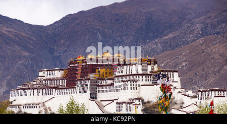 Potala palace, former Dalai Lama residence in Lhasa - Tibet Stock Photo