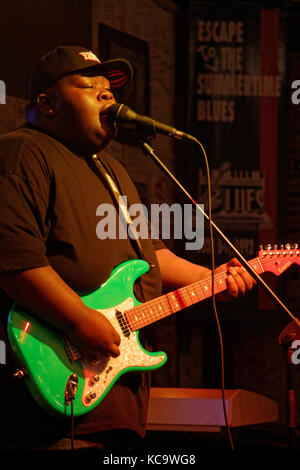 CLARKSDALE, MISSISSIPPI, May 8, 2015 : 15-years old bluesman Christone Kingfish Ingram plays at Ground Zero Blues Club in Clarksdale, during The Carav Stock Photo