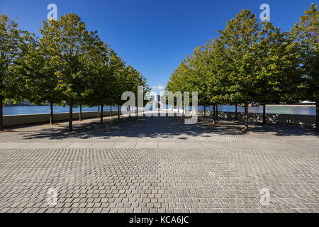 View of southern tip of Franklin D. Rosevelt Four Freedoms Park in Summer. Roosevelt Island, New York City Stock Photo