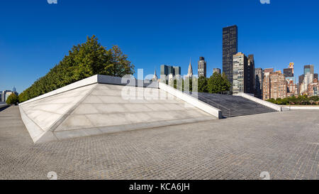 Summer view of Franklin D. Rosevelt Four Freedoms Park and Manhattan Midtown in summer. Roosevelt Island, New York City Stock Photo