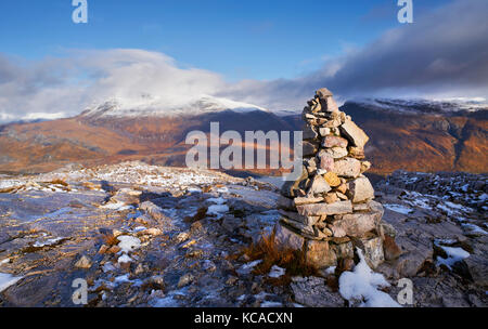 A mountain Cairn on Beinn Eighe with the summits of Slioch and Beinn a Mhuinidh in the distance. Scottish Highlands, Scotland, UK. Stock Photo