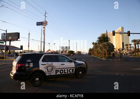 Las Vegas, USA. 3rd Oct, 2017. Police block a way to the shooting scene in Las Vegas, the United States, Oct. 3, 2017. At least 59 people were killed and 527 others wounded after a gunman opened fire Sunday on a concert in Las Vegas in the U.S. state of Nevada, the deadliest mass shooting in modern U.S. history. Credit: Wang Ying/Xinhua/Alamy Live News Stock Photo