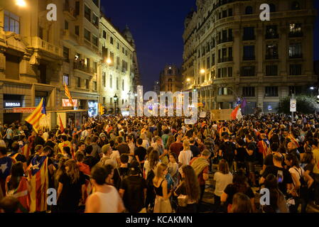 Barcelona, Spain. 3rd October. Demonstrators protest against the Spanish government and the behavior of national police during the Catalan referendum, on 1st October, during the general strike that was widely followed. Credit: Laia Ros Padulles/Alamy Live News Stock Photo