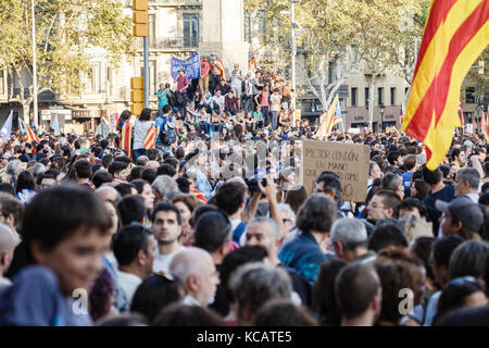 Barcelona, Spain. 3rd Oct, 2017. Demonstrators on the streets during a general strike in Barcelona, Spain, 3rd October 2017. Massive and peaceful demonstration against the violence applied by the National Police and Civil Guard State Security Corps on October 1st, 2017 in the voting by the Catalan people for independence of Catalonia. Stock Photo