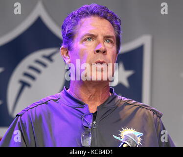 Dan Marino, quarterback for the Miami Dolphins is shown in action against  Pittsburgh Steelers, Oct. 8, 1984. (AP Photo/Gene Puskar Stock Photo - Alamy