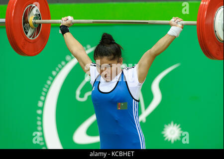 Ashgabat 2017 - 5th Asian Indoor & MartialArts Games 17-09-2017. Yulduz Jumabayewa (TKM) competes in the snatch competition Stock Photo