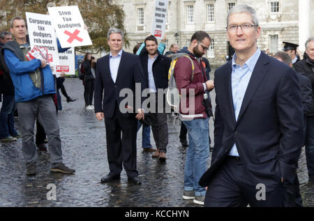 Dublin, Ireland, 11th, November 2015. Apple CEO, Tim Cook, arrives at Trinity College Dublin where he was presented with the Gold Medal of Honorary Patronage from the Philosophical Society. He was met by a protest over the company’s tax status. Photo: Laura Hutton/Alamy Stock Photo