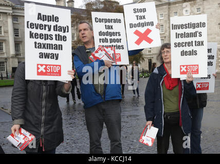 Dublin, Ireland, 11th, November 2015. Members of the public protest Apple’s tax status as CEO, Tim Cook, arrives at Trinity College Dublin where he received the Gold Medal of Honorary Patronage from the Philosophical Society. Photo: Laura Hutton/Alamy Stock Photo