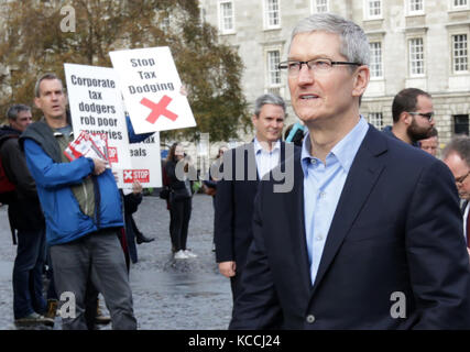 Dublin, Ireland, 11th, November 2015. Apple CEO, Tim Cook, arrives at Trinity College Dublin where he was presented with the Gold Medal of Honorary Patronage from the Philosophical Society. He was met by a protest over the company’s tax status. Photo: Laura Hutton/Alamy Stock Photo
