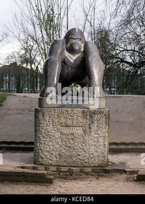 Crystal Palace Park, Sydenham, Greater London. David Wynne sculpture 'Guy The Gorilla'. Stock Photo