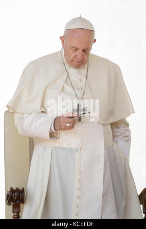 Vatican City, Vatican. 04th Oct, 2017. Pope Francis leads his Weekly General Audience in St. Peter's Square in Vatican City, Vatican on October 04, 2017. Pope Francis announced that from 19 to 24 March 2018, the General Secretariat of the Synod of Bishops will convene a pre-synodal meeting inviting young people from different parts of the world. Credit: Giuseppe Ciccia/Pacific Press/Alamy Live News Stock Photo