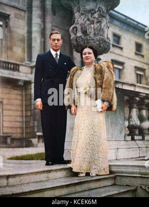 Photograph of King George VI (1895-1952) and Queen Elizabeth Queen Mother (1900-2002) celebrating their Silver Wedding Anniversary. Dated 20th Century Stock Photo