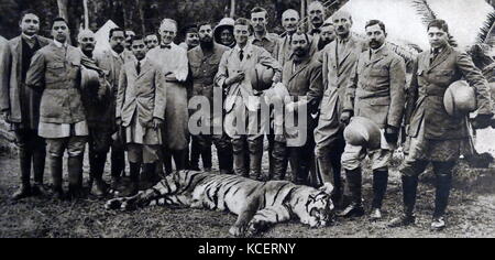 Prince Edward (later King Edward VIII hunting tigers in India 1921 Stock Photo