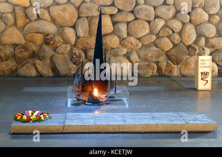 Eternal Flame, in the Hall of Remembrance (Ohel Yiskor), Yad Vashem, Holocaust Memorial, Jerusalem (Israel). Architects: Aryeh Elhanani Eternal Flame: Kosso Eloul. Stock Photo