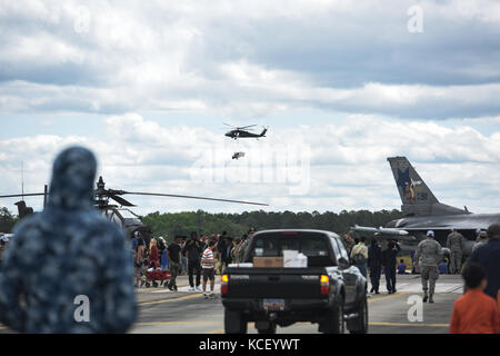 U.S. Army Soldiers with the South Carolina National Guard and guest aviators arrive to McEntire Joint National Guard Base and perform rehearsal operations in preparation for the South Carolina National Guard Air and Ground Expo, May 05, 2017, Eastover, S.C. The event includes civilian and military performers, aircrafts on static display, and a combined-arms demonstration showcasing some of the tactical capabilities of the South Carolina National Guard and its equipment. (U.S. Army National Guard photo by Staff Sgt. Roberto Di Giovine/Released) Stock Photo
