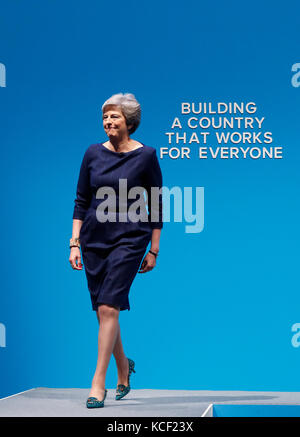 Manchester. 4th Oct, 2017. Britain's Prime Minister Theresa May walks to the stage to deliver her keynote speech on the last day of the Conservative Party Annual Conference in Manchester, Britain on Oct. 4, 2017. Credit: Han Yan/Xinhua/Alamy Live News Stock Photo