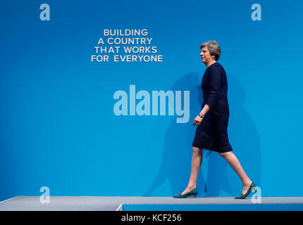Manchester. 4th Oct, 2017. Britain's Prime Minister Theresa May walks to the stage to deliver her keynote speech on the last day of the Conservative Party Annual Conference in Manchester, Britain on Oct. 4, 2017. Credit: Han Yan/Xinhua/Alamy Live News Stock Photo