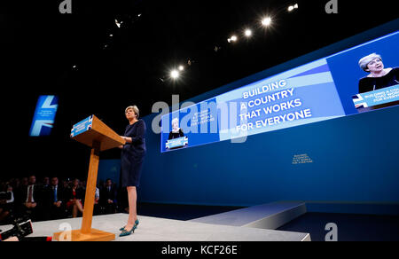 Manchester. 4th Oct, 2017. Britain's Prime Minister Theresa May delivers her keynote speech on the last day of the Conservative Party Annual Conference in Manchester, Britain on Oct. 4, 2017. Credit: Han Yan/Xinhua/Alamy Live News Stock Photo