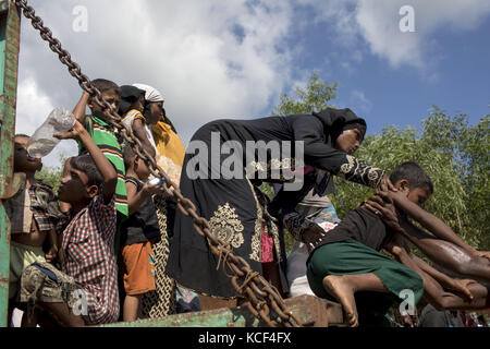 Cox's Bazar, Bangladesh. 4th Oct, 2017. Newly arrived Rohingya get down from a truck in front of a camp who comes from Myanmar Rakhain state, at Ukhiya, Cox's Bazar. According to the UNHCR more than 500,000 Rohingya refugees have fled Myanmar from violence over the last month, most trying to cross the border and reach Bangladesh. Credit: ZUMA Press, Inc./Alamy Live News Stock Photo