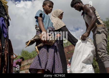 Cox's Bazar, Bangladesh. 4th Oct, 2017. Newly arrived Rohingya refugees get down from a truck in front of a camp who comes from Myanmar Rakhain state, at Ukhiya, Cox's Bazar. According to the UNHCR more than 500,000 Rohingya refugees have fled Myanmar from violence over the last month, most trying to cross the border and reach Bangladesh. Credit: ZUMA Press, Inc./Alamy Live News Stock Photo