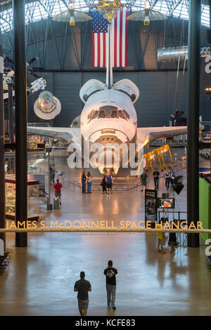 https://l450v.alamy.com/450v/kcfe83/space-shuttle-discovery-dominates-the-james-s-mcdonnell-space-hangar-kcfe83.jpg