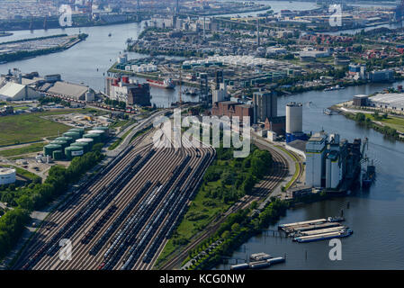 GERMANY Hamburg, tank wagon of railways on tracks / DEUTSCHLAND Hamburg, Tankwagen der Bahn auf Gleisen Stock Photo