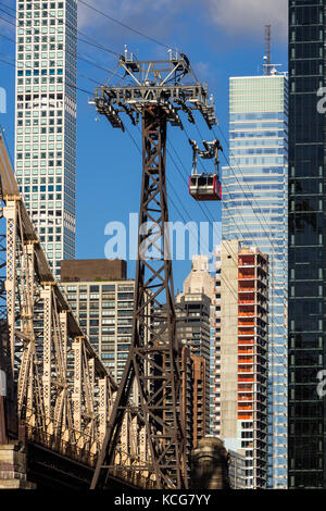 Roosevelt Island Tramway with MIdtown East skyscrapers (432 Park Avenue and Bloomberg Tower). Manhattan, New York City Stock Photo