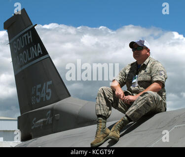 U.S. Air Force Master Sgt. Michael Glenn, a crew chief with the South Carolina Air National Guard’s 169th Aircraft Maintenance Squadron, watches the aerial demonstrations during the Colombian Air Force’s Feria Aeronautica Internaccional – Colombia in Rionegro, Colombia, July 13, 2017. The United States Air Force is participating in the four-day air show with two South Carolina Air National Guard F-16s as static displays, plus static displays of a KC-135, KC-10, along with an aerial demonstration by the Air Combat Command’s Viper East Demo Team and a B-52 flyover. The United States military par Stock Photo