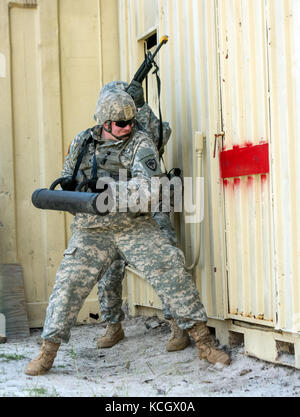 Soldiers conduct a forced entry during the third annual South Carolina National Guard Best Engineer Competition at McCrady Training Center, Eastover, S.C., Aug. 11, 2017. Engineer Soldiers from across South Carolina converged on McCrady Training Center for the two day event where they competed in tasks such as knot tying, reacting to contact, evaluate and evacuate a casualty, crew serve weapon assembly and more.   (U.S. Army National Guard photo by Sgt. Brian Calhoun, 108th Public Affairs Detachment) Stock Photo