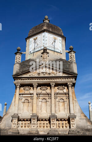 Sundials above the Gate of Honour Gonville & Caius college.  Students pass through the Gate to the Senate House on Graduation Day. Stock Photo