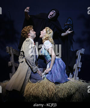 (left to right) Hadley Fraser as Frederick Frankenstein, Ross Noble as Igor and Summer Strallen as Inga, at a photocall for Mel Brooks' musical comedy Young Frankenstein, at the Garrick Theatre, London Stock Photo