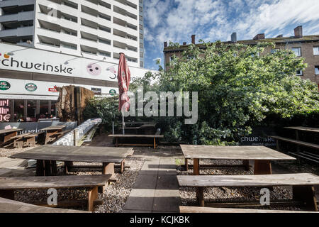 Hamburg, Germany. 5th Oct, 2017. A fallen tree lies in the beer garden of a restaurant on the Reeperbahn street in Hamburg, Germany, 5 October 2017. Credit: Markus Scholz/dpa/Alamy Live News Stock Photo