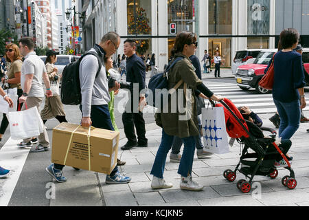 Tokyo, Japan. 5th Oct, 2017. Chinese tourists shop in Ginza shopping district during the China National Day Golden Week holiday on October 5, 2017, Tokyo, Japan. The Tokyo Metropolitan Government recently released the results of a survey conducted among foreign visitors to the capital revealing a drop in the average spend per visitor over the last fiscal year. Despite the drop, the survey still placed Chinese tourists as the biggest spenders in Tokyo with an average spend of 203,816 yen per visitor. Credit: Rodrigo Reyes Marin/AFLO/Alamy Live News Stock Photo