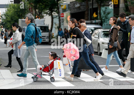 Tokyo, Japan. 5th Oct, 2017. Chinese tourists shop in Ginza shopping district during the China National Day Golden Week holiday on October 5, 2017, Tokyo, Japan. The Tokyo Metropolitan Government recently released the results of a survey conducted among foreign visitors to the capital revealing a drop in the average spend per visitor over the last fiscal year. Despite the drop, the survey still placed Chinese tourists as the biggest spenders in Tokyo with an average spend of 203,816 yen per visitor. Credit: Rodrigo Reyes Marin/AFLO/Alamy Live News Stock Photo