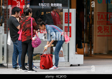 Tokyo, Japan. 5th Oct, 2017. Chinese tourists shop in Ginza shopping district during the China National Day Golden Week holiday on October 5, 2017, Tokyo, Japan. The Tokyo Metropolitan Government recently released the results of a survey conducted among foreign visitors to the capital revealing a drop in the average spend per visitor over the last fiscal year. Despite the drop, the survey still placed Chinese tourists as the biggest spenders in Tokyo with an average spend of 203,816 yen per visitor. Credit: Rodrigo Reyes Marin/AFLO/Alamy Live News Stock Photo