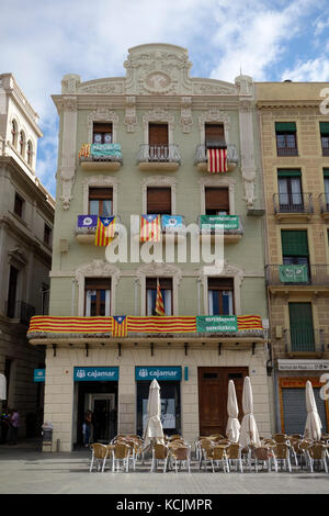 Reus, Spain. 3rd Oct, 2017. Buildings with flags claiming the right to vote in Catalonia, in the independence referendum from Spain Credit: jordi clave garsot/Alamy Live News Stock Photo