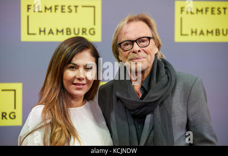 Hamburg, Germany. 5th Oct, 2017. Actor Volker Lechtenbrink and his wife Guel Ural-Aytekin at the opening of the 25th Hamburg Film Festival at the CinemaxX in Hamburg, Germany, 5 October 2017. The festival ends on 14 October. Credit: Georg Wendt/dpa/Alamy Live News Stock Photo