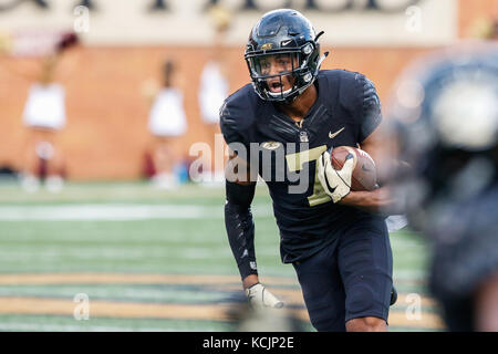 Winston-Salem, NC, USA. 30th Sep, 2017. Scotty Washington (7) of the Wake Forest Demon Deacons runs for a first down in the NCAA matchup between Florida State and Wake Forest at BB&T Field in Winston-Salem, NC. (Scott Kinser/Cal Sport Media) Credit: csm/Alamy Live News Stock Photo