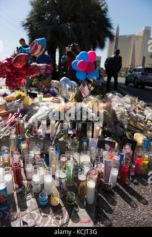 Las Vegas, USA. 05th Oct, 2017. A makeshift memorial for the victims of the Route 91 Harvest Country Music Festival mass shooting is seen next to the crime scene on the Strip in Las Vegas, Nev., Oct. 5, 2017. Credit: Jason Ogulnik/Alamy Live News Stock Photo