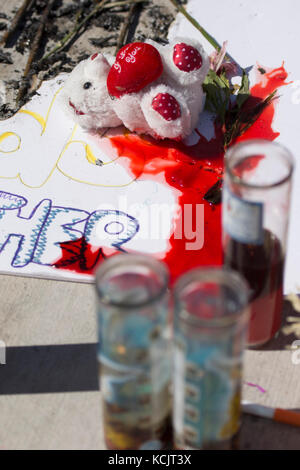 Las Vegas, USA. 05th Oct, 2017. A makeshift memorial for the victims of the Route 91 Harvest Country Music Festival mass shooting is seen on the Strip in Las Vegas, Nev., Oct. 5, 2017. Credit: Jason Ogulnik/Alamy Live News Stock Photo