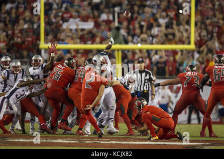 Tampa, Florida, USA. 5th Oct, 2017. Tampa Bay Buccaneers kicker Nick Folk (2) misses a field goal during the game against the New England Patriots on Thursday October 5, 2017 at Raymond James Stadium in Tampa, Florida. Credit: Travis Pendergrass/ZUMA Wire/Alamy Live News Stock Photo